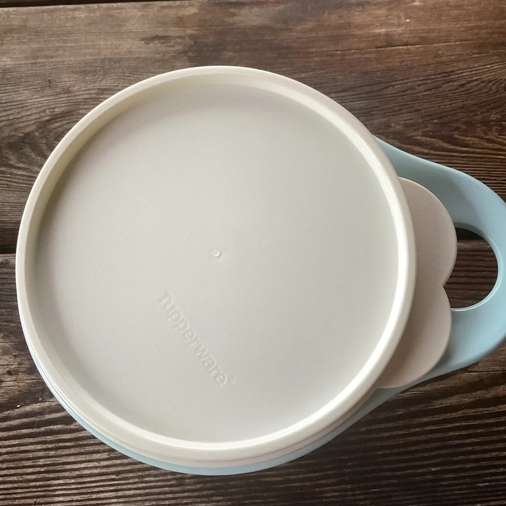 Tupperware Thatsa Bowl in light blue - 2.5 cup capacity